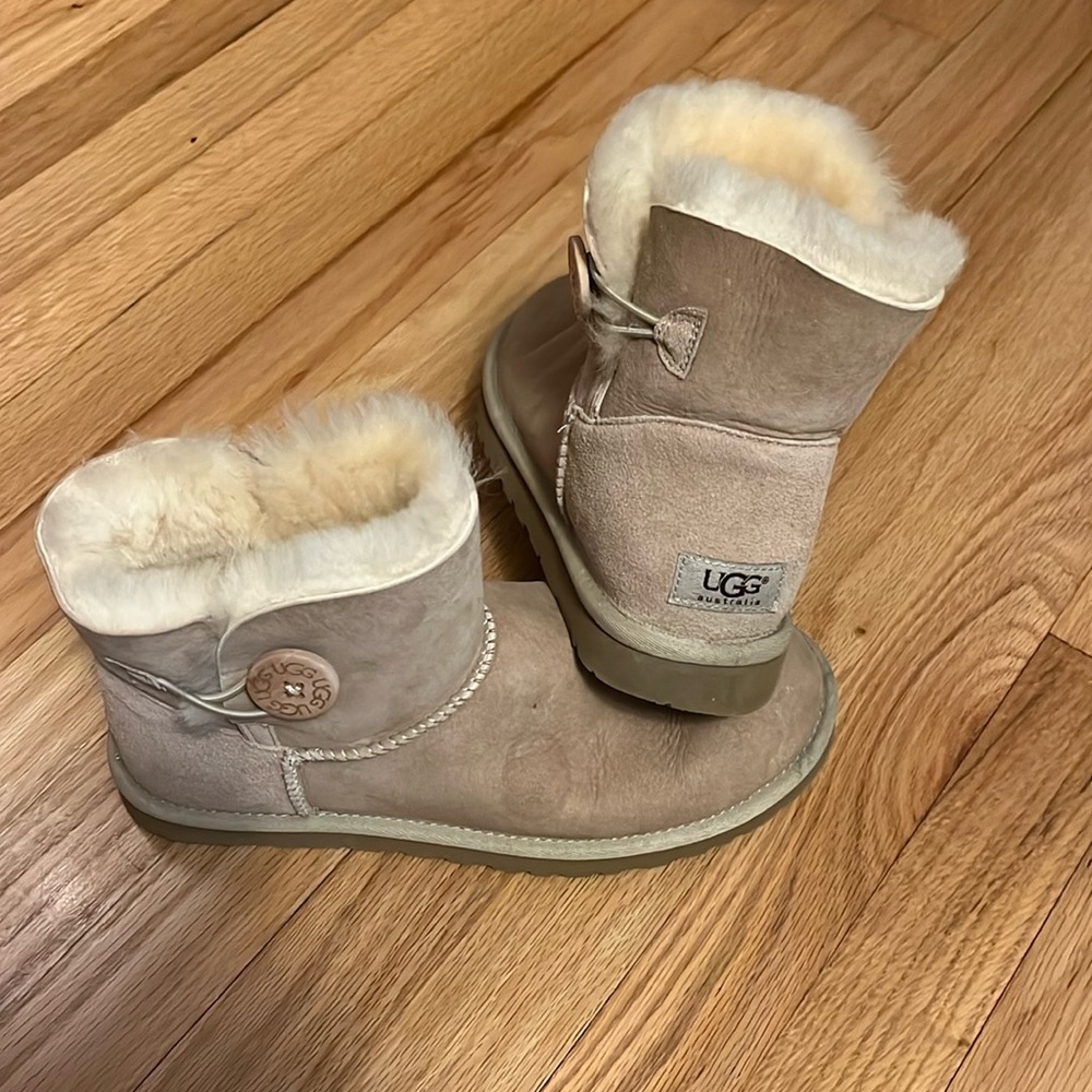 Size 9 Mini Light beige uggs